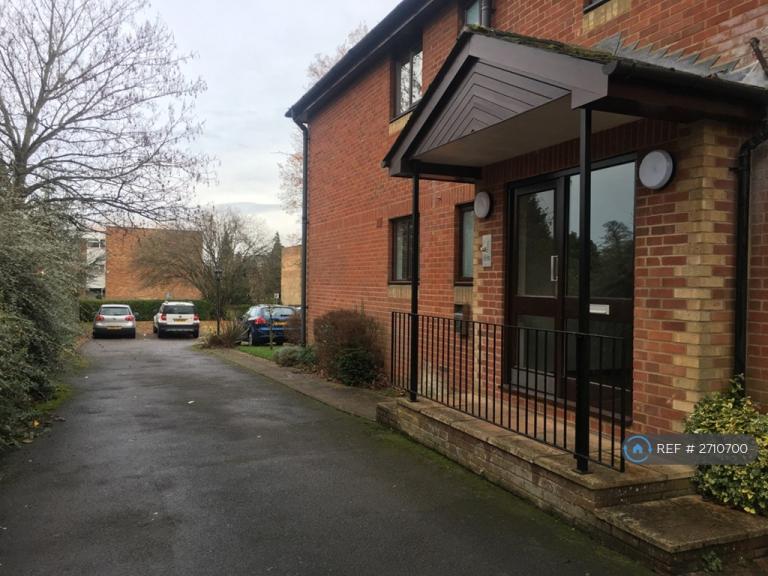 Studio flat in Penlee House, Woking, GU22 (#2710700)