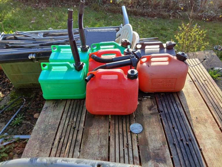 BEAT FUEL SHORTAGE - 7 x PETROL CANS