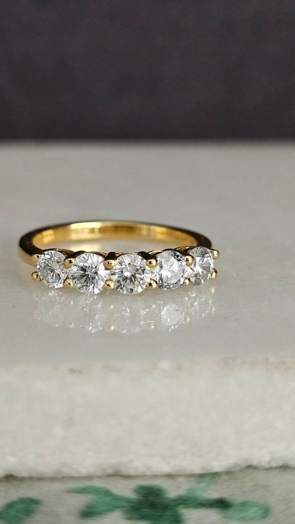 Stunning Gold Ring with Lab-Grown Diamonds