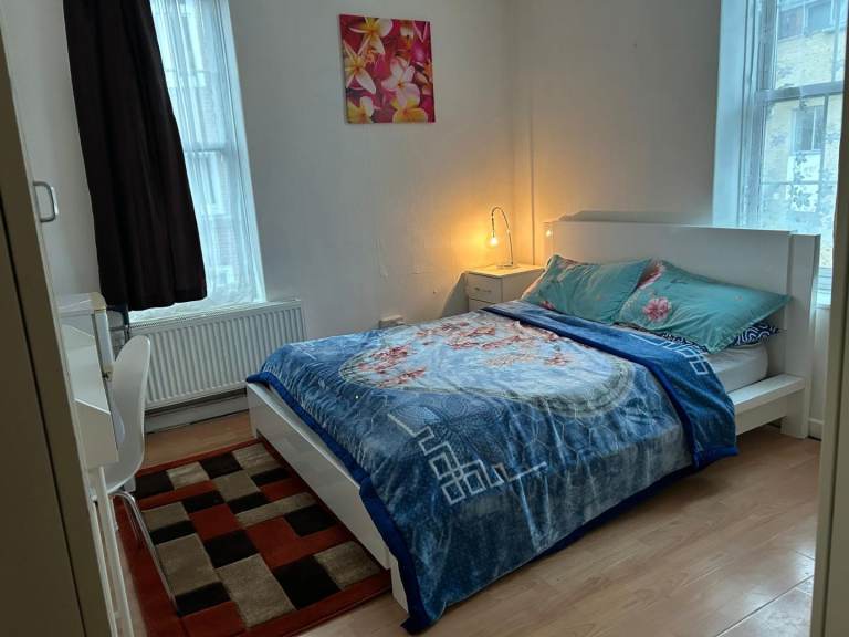 Spacious double room to let in Zone 1