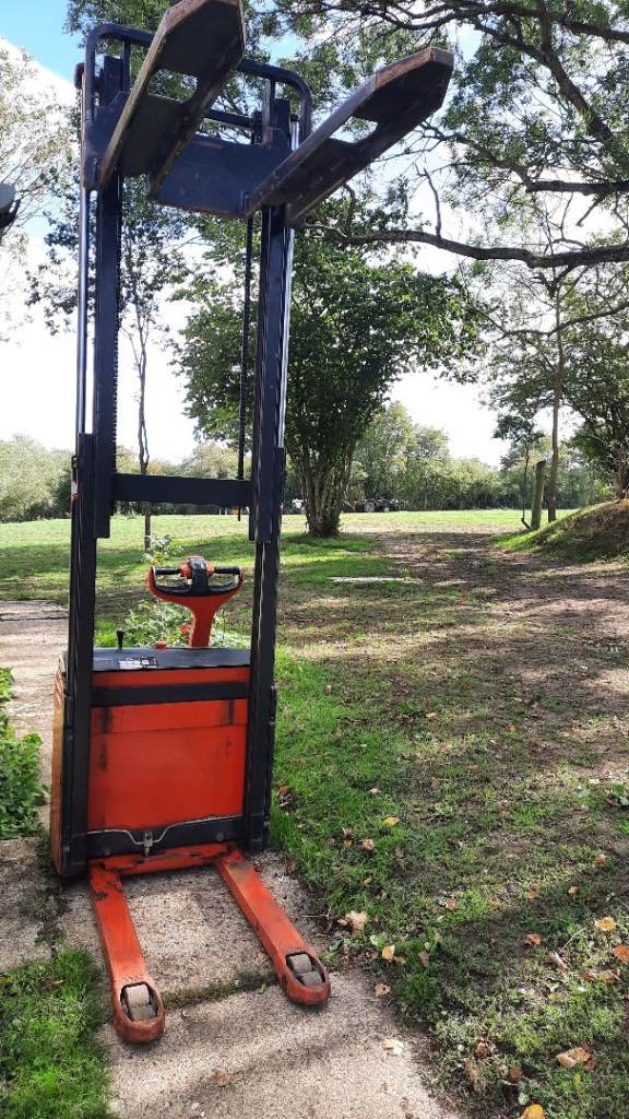 Linde L10 electric stacker forklift truck with charger. Works great, good batteries