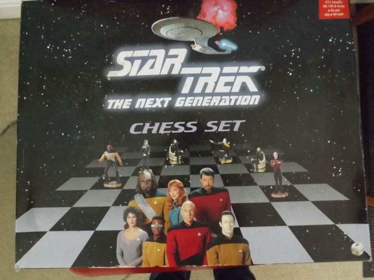 STAR TREK NEXT GENERATION CHESS SET