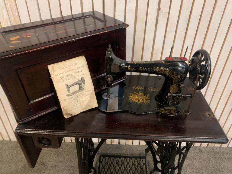 Singer Sewing Machine Table Foot-Operated Vibrating Shuttle .