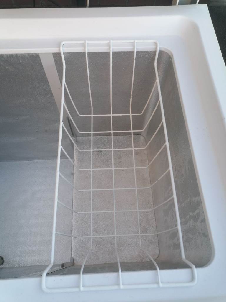 FREEZER CHEST FREEZER LARGE 255 LITRE CAPACITY INDESIT NICE CONDITION CAN DELIVER £230