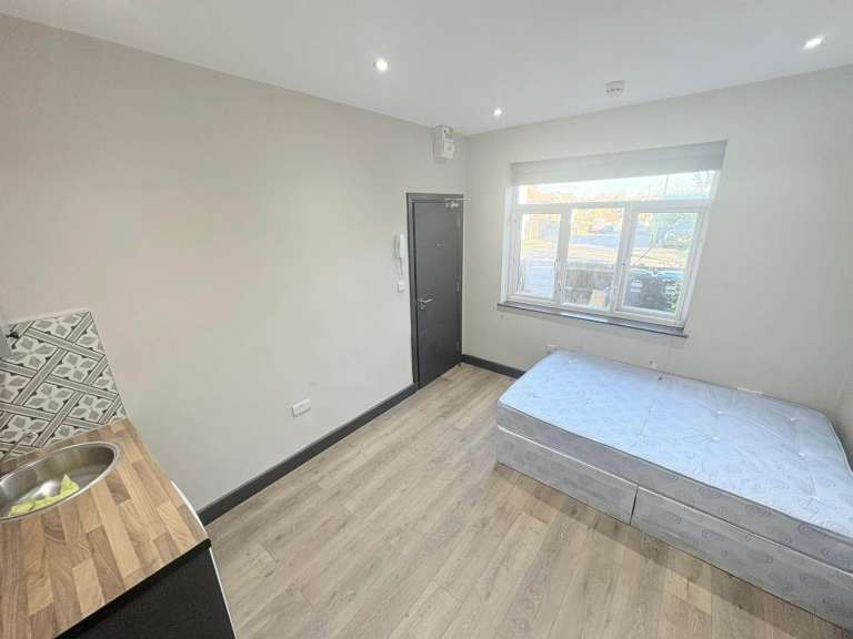 BENEFITS ACCEPTED - Studio Flat Available in Caterham Tandridge Surrey CR3