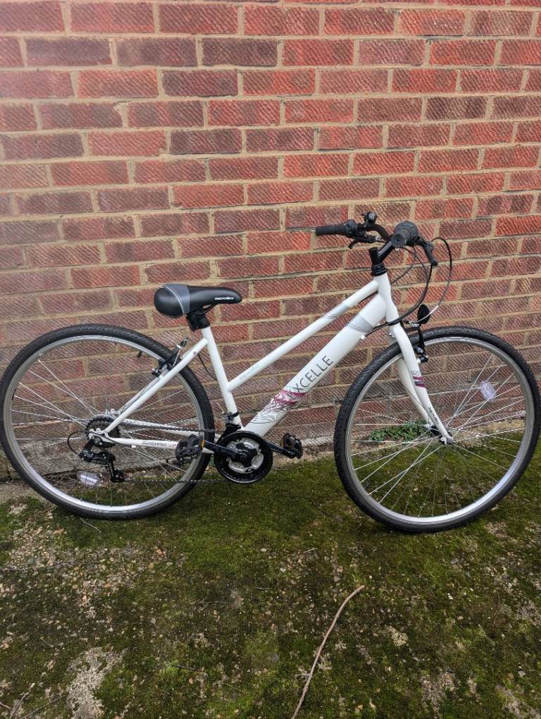 Teenage girls bike for quick sale... NEVER BEEN USED!!! RIDICULOUS PRICE!!!