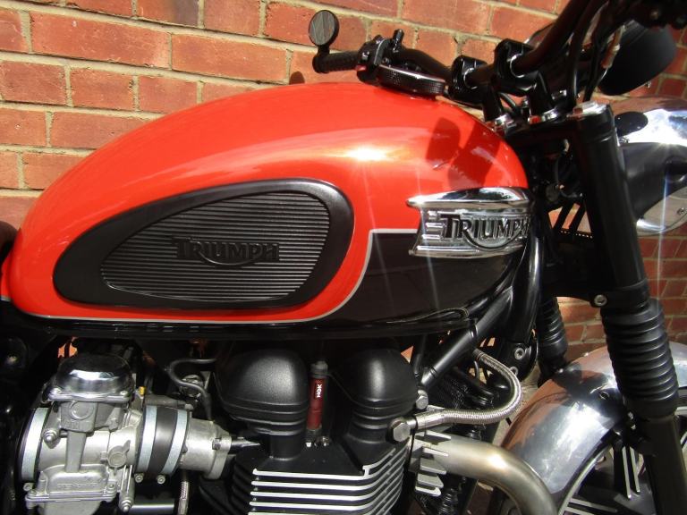 Triumph Bonneville T100 865cc , LOW MILES 9880 , PLENTY OF EXTRAS , MINT !