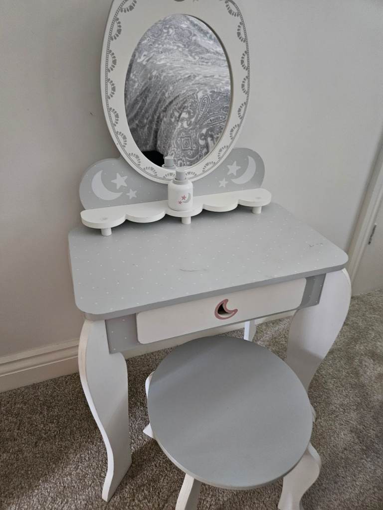 Childrens dressing up table