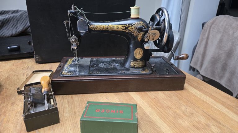Vintage Singer Hand Crank Sewing Machine - Antique