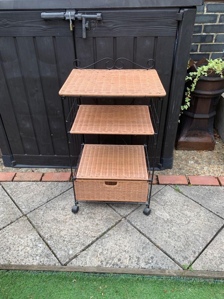 Metal frame Woven stand on wheels 