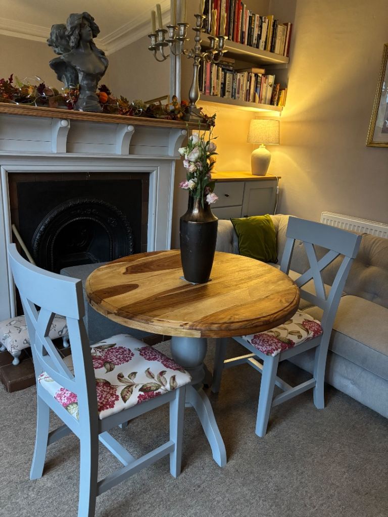 Gorgeous Round Dining Table and Chairs