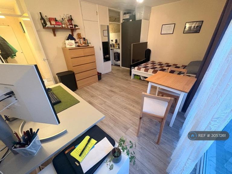 Studio flat in Queens Court, Newbury, RG14 (#3057261)