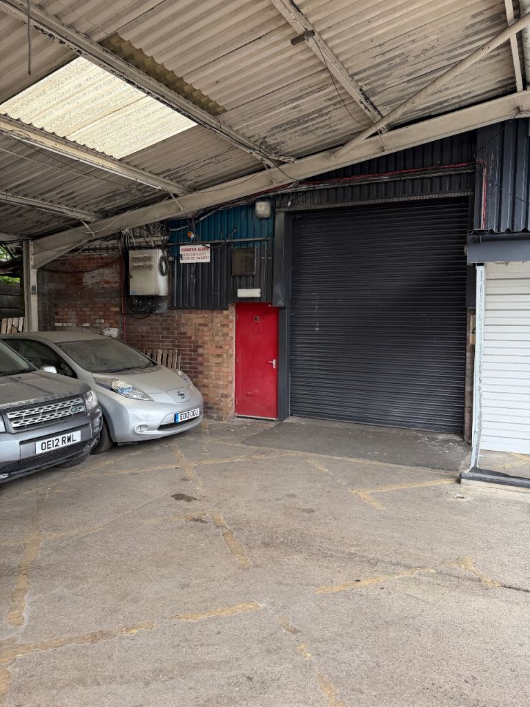 Industrial Unit to let. Ideal for Bodyshop or Machnic call for info.