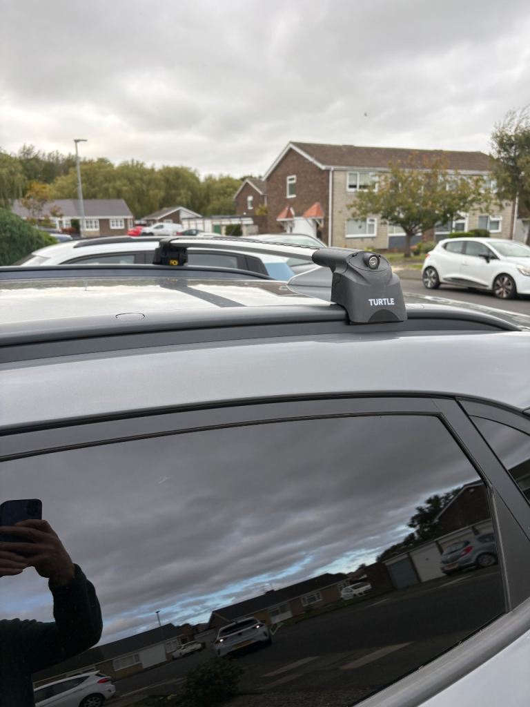 Lockable roof bars 