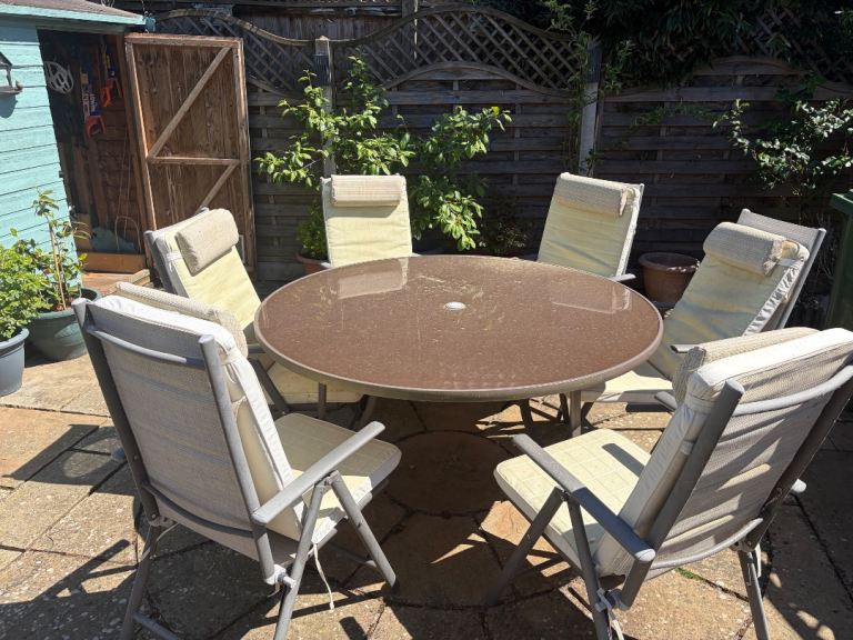 Garden table and 6 chairs 