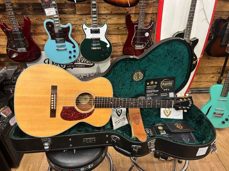 Guild USA M-40 Troubadour Acoustic Parlour Guitar - Inc Guild Hard Case