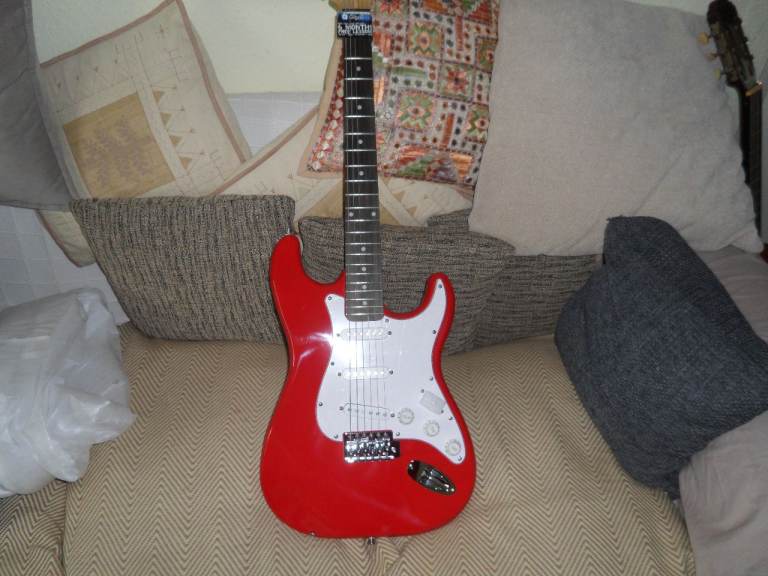Electric Guitar Full Size – Colour Red & White + Amp & Accessories 
