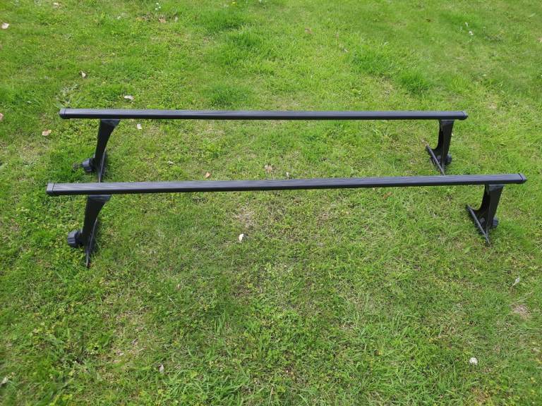 Thule Roof Racks. Suit Vehicles with a "lip" on the roof eg Land Rover Defender. Used