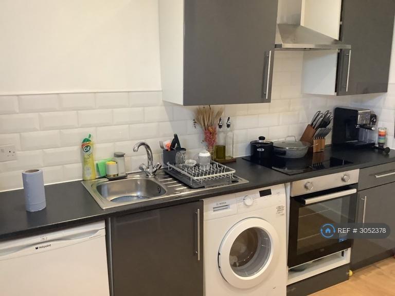 2 bedroom flat in Orsett Road, Grays, RM17 (2 bed) (#3052378)