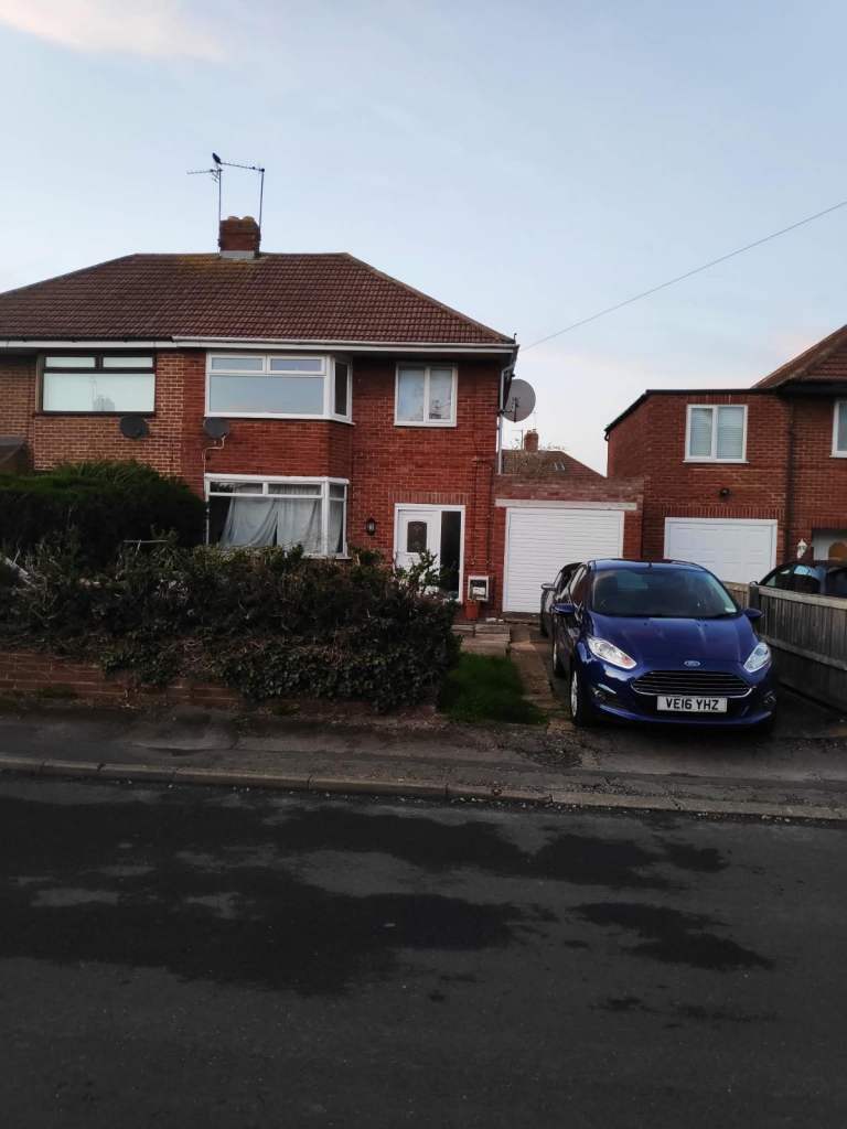 Large 3-Bedroom Semi-detached house with garage, driveway and garden