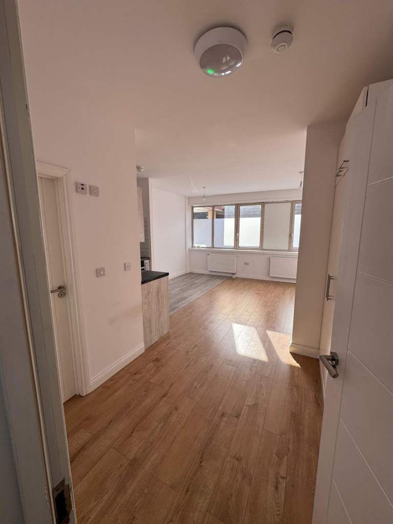 NEWLY REFURBISHED STUDIO FLAT MAIN COV ROAD CCTV SECURE PARKING CLOSE TO ALL AMENITIES