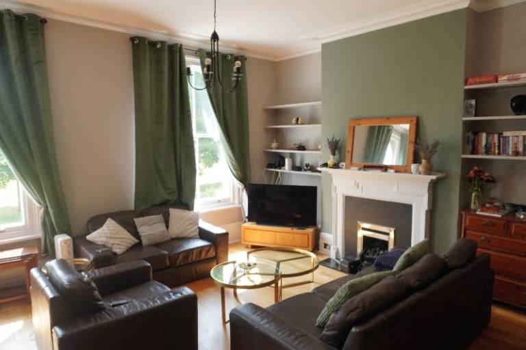 Large Double Room in Share Flat in SE25 Close to Transport Links