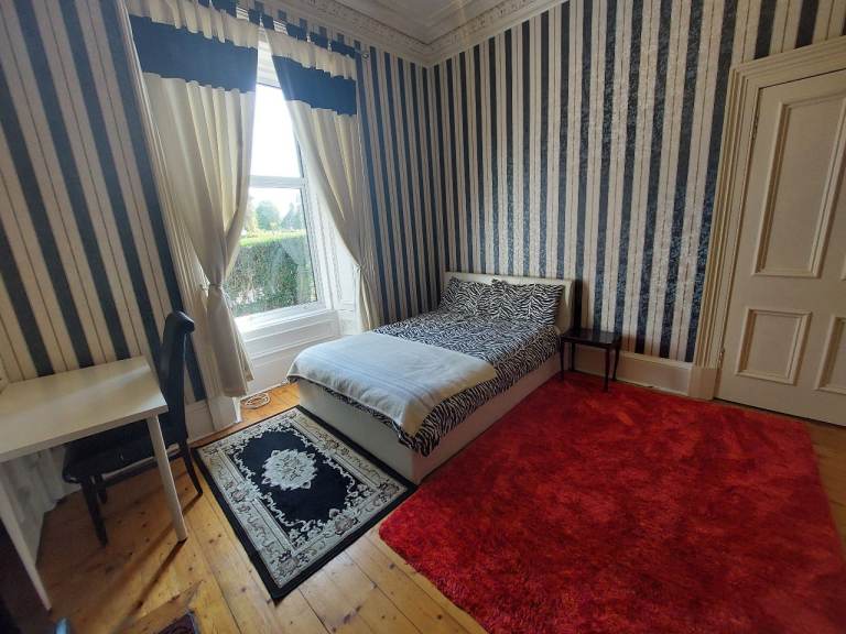Spacious double room in Edinburgh city center