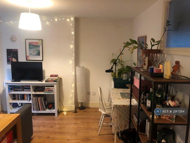 1 bedroom flat in Queens Road, London, SE15 (1 bed) (#2917264)