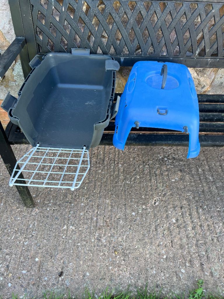CAT CARRIER IN BLUE & BLACK PLASTIC 