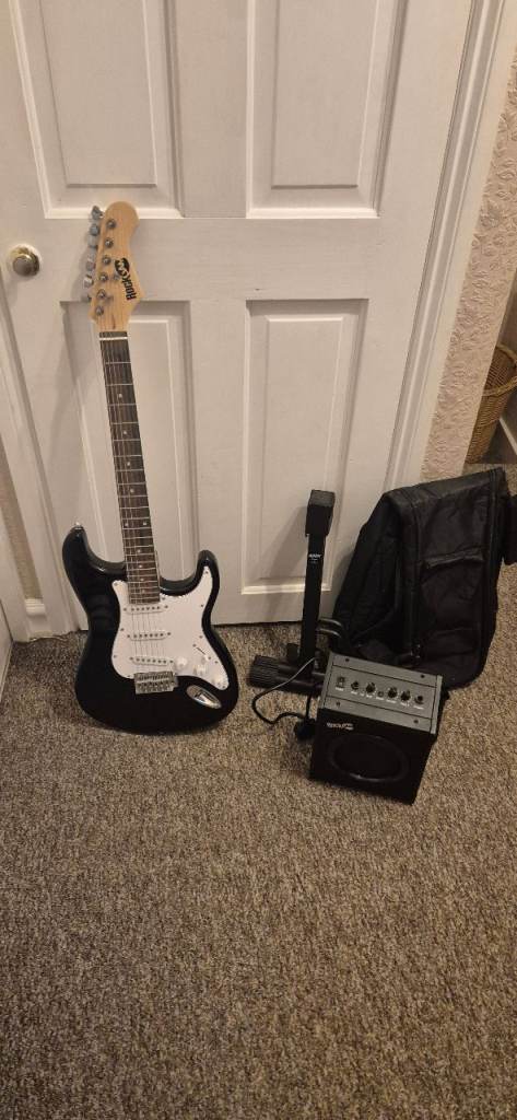 Electric guitar and accessories excellent condition 