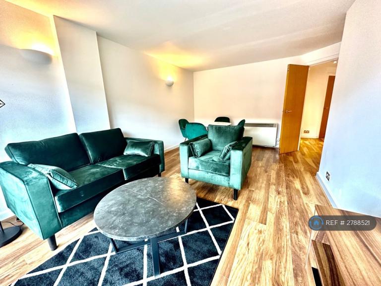 2 bedroom flat in The Quays, Leeds, LS1 (2 bed) (#2788521)