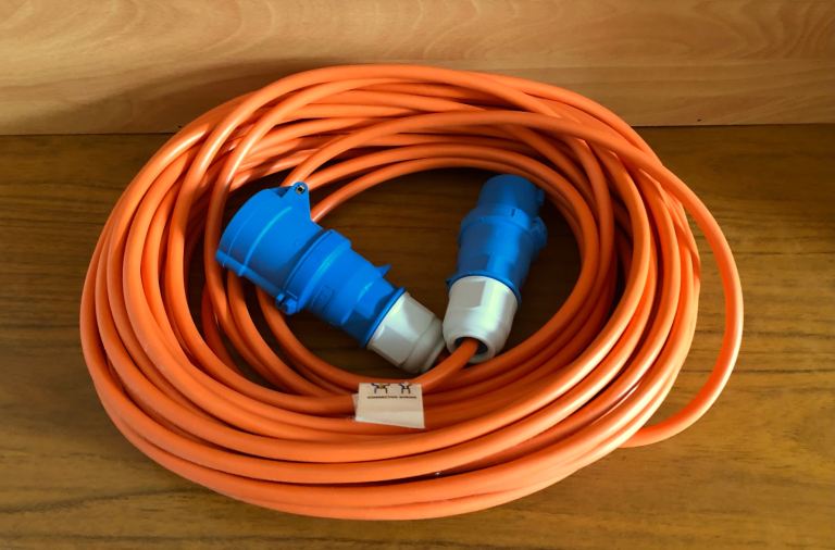 BRAND NEW HIGH VISIBILITY ORANGE 25M LENGTH 16A HOOK-UP LEAD FOR MAINS POWER WHILE CAMPING