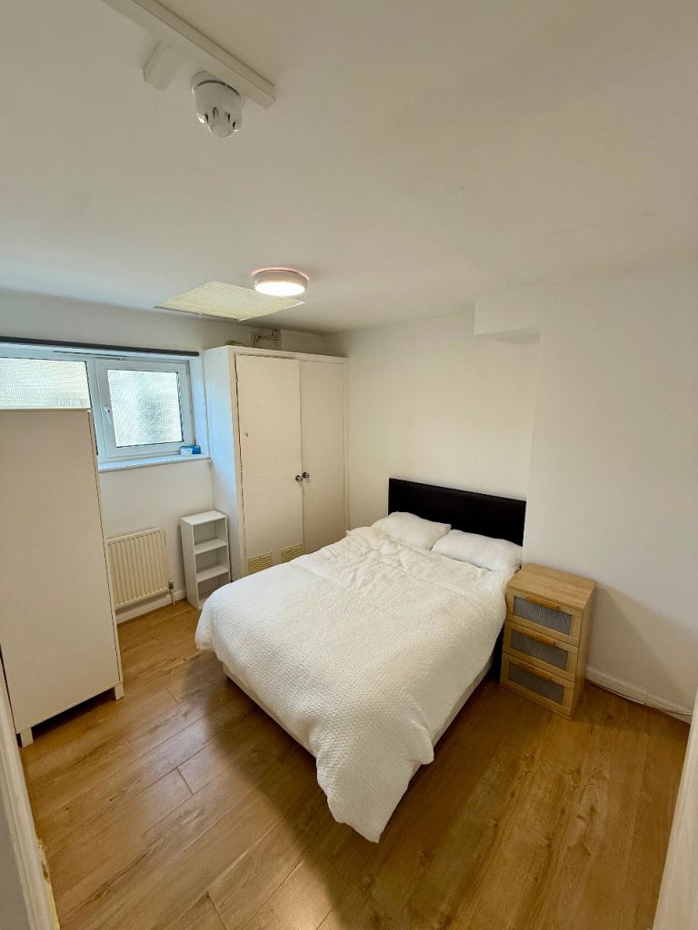 Bright Furnished Double Room in Professional Hove House – Bills Included
