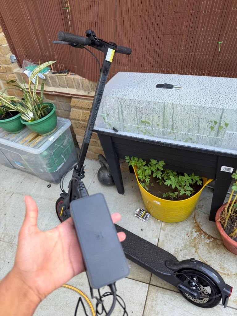 Xiaomi Mi Electric Scooter – Black, Good Condition with Charger