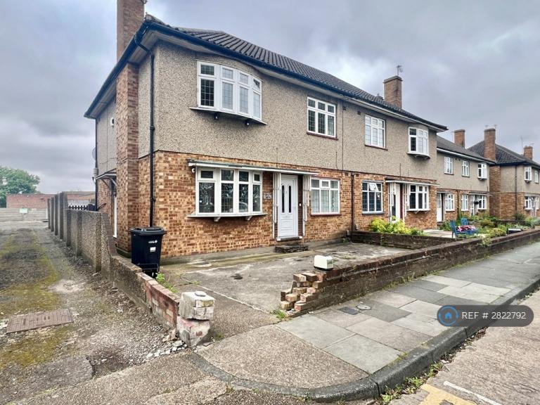 2 bedroom flat in Eastern Avenue, Ilford, IG2 (2 bed) (#2822792)