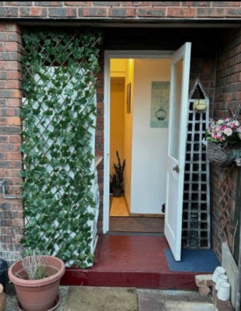 Modern Studio Flat | Renovated | Fitted Kitchen | Parking | Sheldrick Close, London - SW19