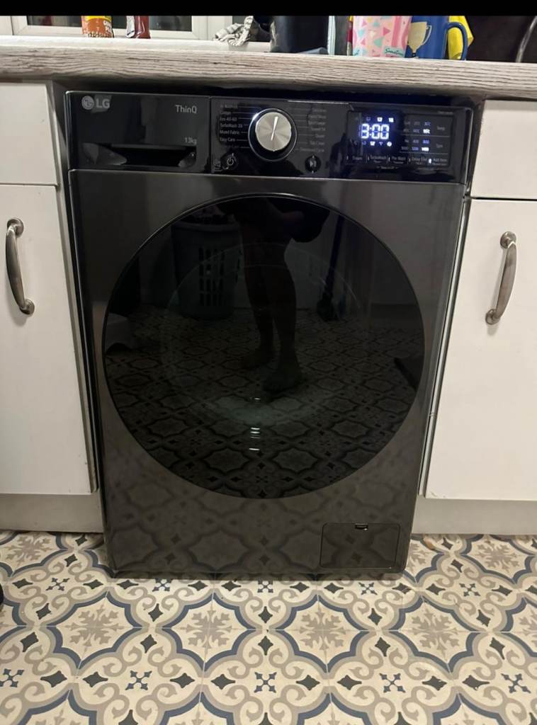LG 13kg washing machine in black 