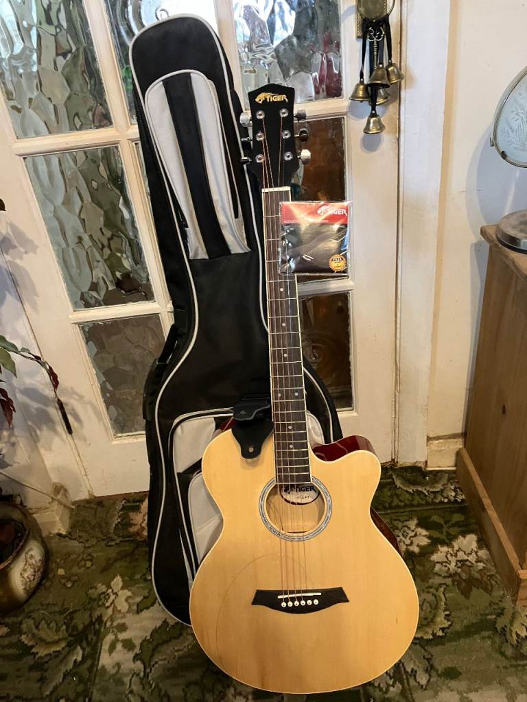 Tiger ACG4-NT Electro-acoustic guitar with Gig Bag and Spare Strings