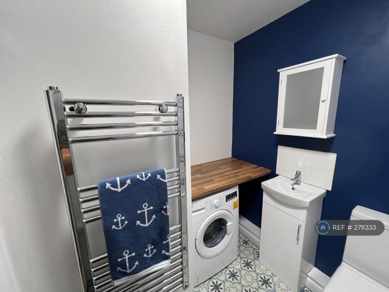 1 bedroom flat in Kirby Court, Newbold, Rugby, CV21 (1 bed) (#2711333)