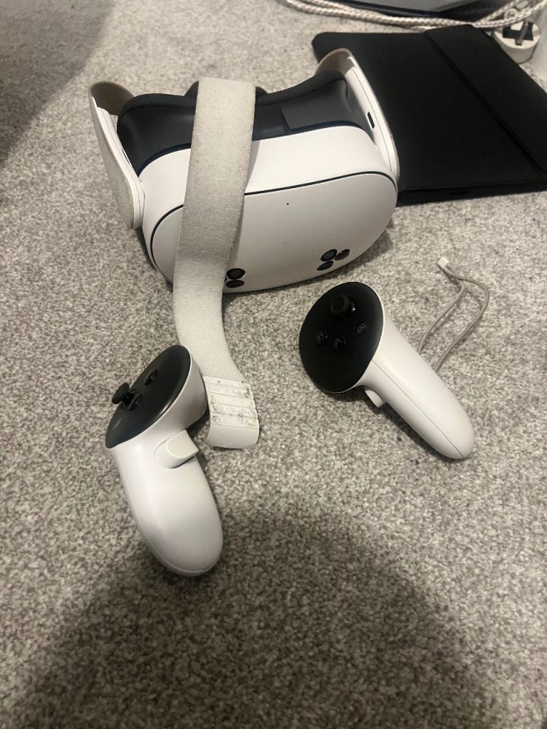 Meta Quest 3s VR Headset with Controllers – Good Condition