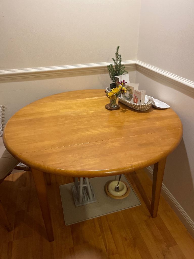 Extendable Wooden Round Table 41"tapered legs oak