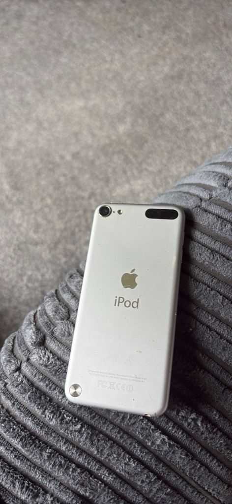 Apple iPod Touch – White, Good Condition