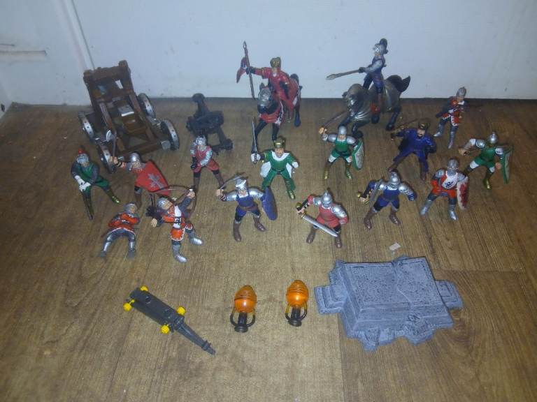 Medieval Knight And Horses Simba Collection 2 Horses 2 King & 14 Soldiers plus 3 machine and more