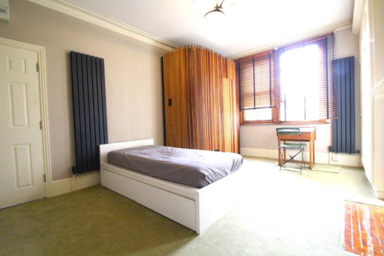 Single persons. All bills included! Hane Estate Agents offer a large double room with own shower