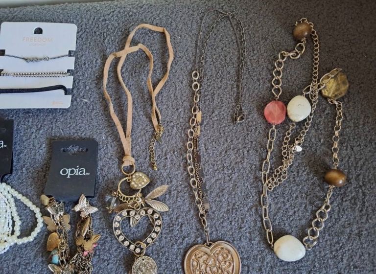 Assorted jewellery 