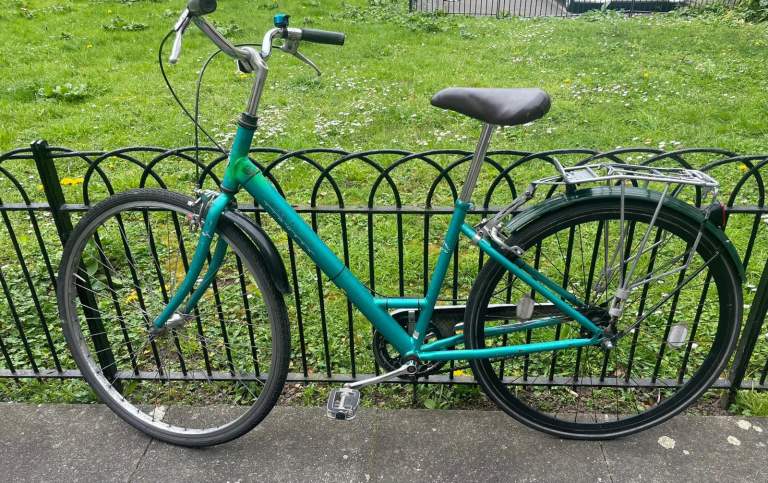 Nice fixed gear Raleigh bike single mode in good condition 
