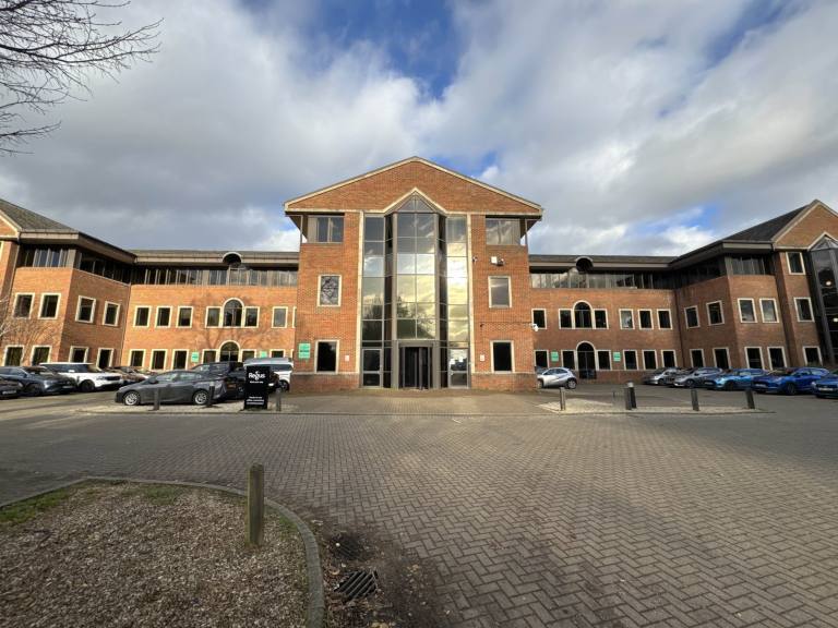 Heathrow - UB7 0EB \ Customisable Large Office for Rent