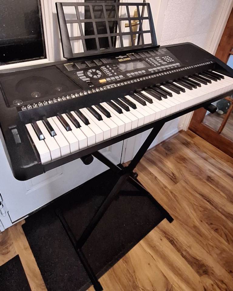 Gaer 4 music MK- 5000 electronic keyboard like new Condition, in good working order, 