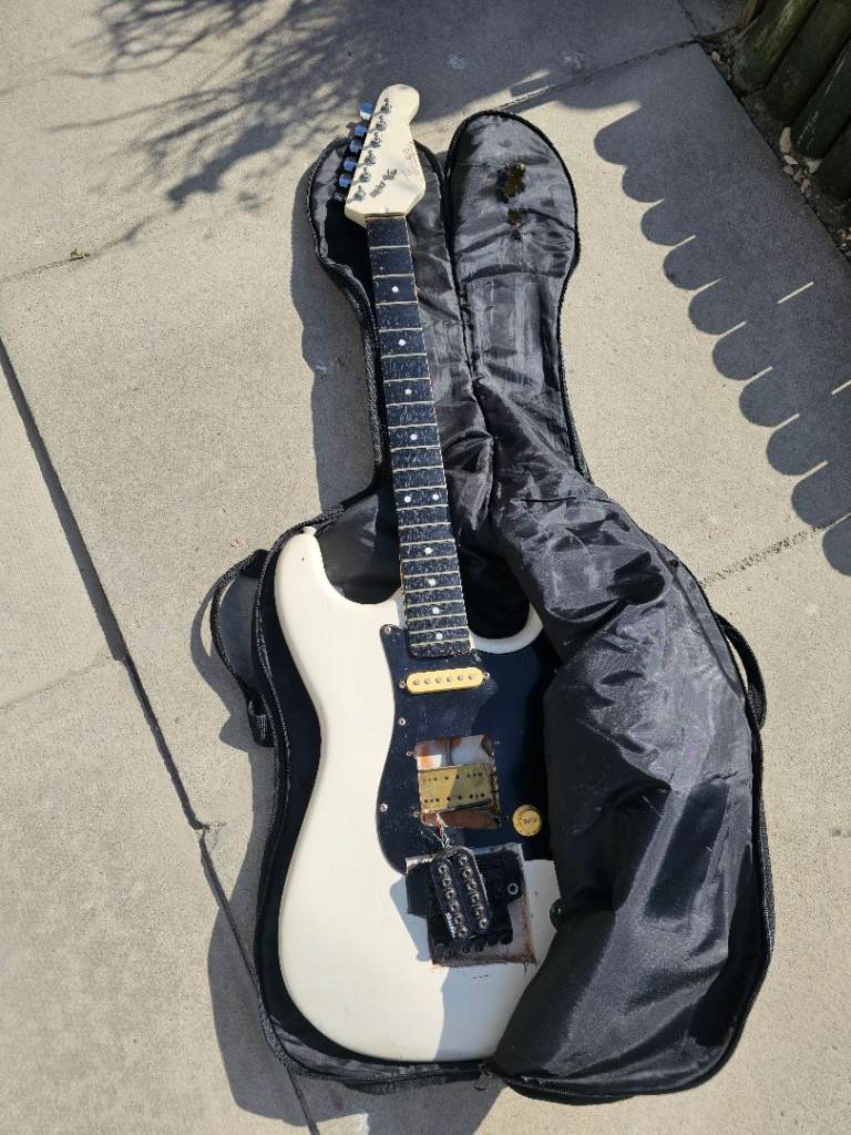White Electric Guitar with Black Soft Case – Needs Repair