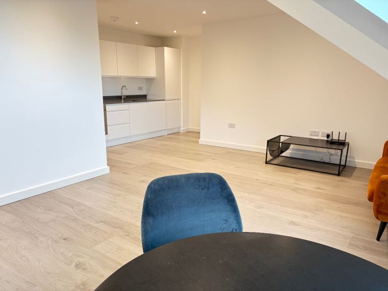 Gated Modern Duplex 2 Bed 2 Bath Flat Open Plan Reception Gardens Car Park VeryNearRailBusShopsPark